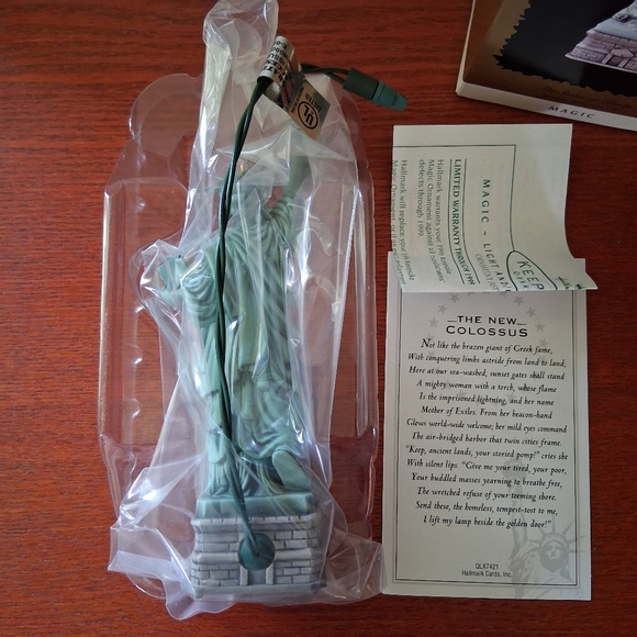 Hallmark Statue of Liberty Magic Ornament with Music and Light 1996 MIB - Picture 7 of 9